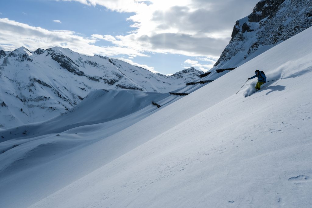 Innsbruck Bergführer im Pulverschnee nahe der Stadt