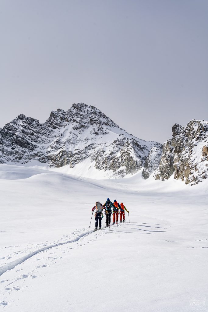 Gruppe von Skitourengehern in unberührter Winterlandschaft